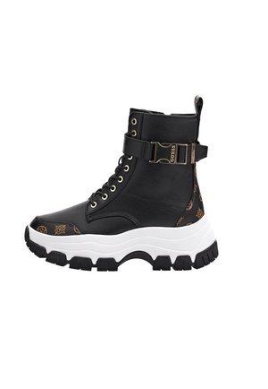 Sort læder ankelstøvle med snørebånd, brune mønstrede detaljer, hvid kraftig sål og metalspænde med mærket "GUESS" på siden.