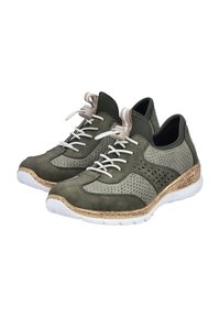 Sneakers in suede verde con pannelli perforati, lacci bianchi e suola leggera marrone maculata. Design leggero e traspirante.