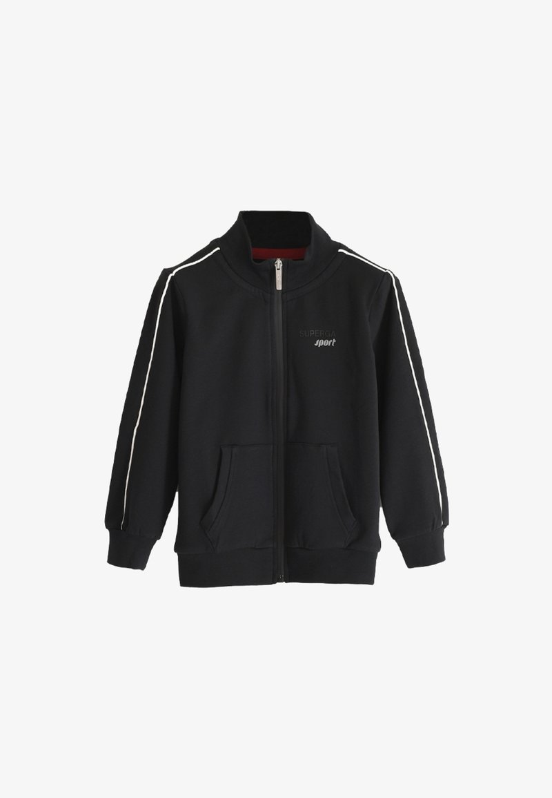 Zwarte sportjack met rits, gemaakt van zachte stof, met witte zijkanten, twee voorzakken en een hoge kraag. "SUPERGA sport" logo op de voorkant.