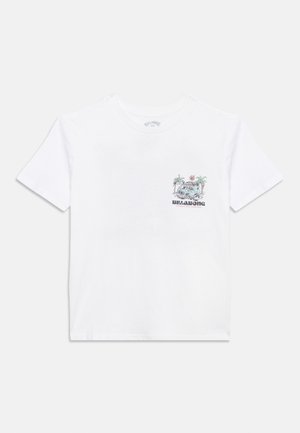 Hvit t-skjorte med korte ermer med et lite tropisk bobilt motiv, palmer, solgrafikk og "Billabong"-logo på venstre bryst.