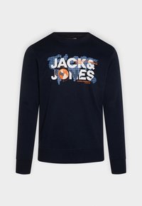 Sudadera azul marino con cuello redondo, que presenta un diseño gráfico de un mapa mundial y texto. El material parece suave y tiene puños de canalé.