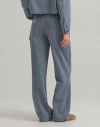 Blauwe en witte gestreepte corduroy broek met een relaxte pasvorm, voorzien van achterzakken en een klein logotag op de taille.