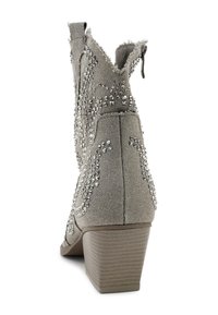 Graue Stoffstiefelette mit gestapeltem Absatz, fransigen Kanten, seitlichem Reißverschluss und dekorativen silbernen Nieten in wirbelnden Mustern.