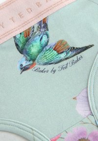 Caleçon en coton bleu clair orné d'une illustration colorée d'oiseau et d'accents floraux, avec une taille rose marquée "Baker by Ted Baker."