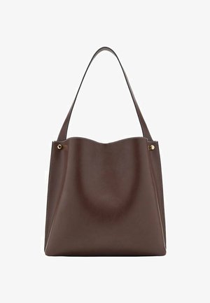 Bolso tote de cuero marrón con una sola correa para el hombro y detalles de botones en tono dorado sobre un fondo blanco.