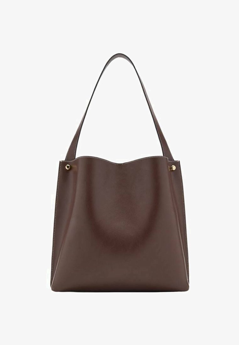 Smeđa kožna torba s jednom naramenicom i zlatnim gumbima na bijeloj pozadini.