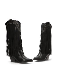 Botines de cuero negro con grandes flecos ondulantes y tachuelas doradas. Diseño de puntera puntiaguda y tacón ancho.
