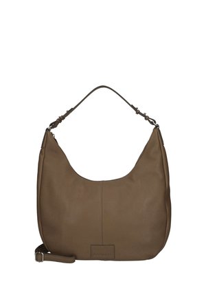 Braune Lederhandtasche mit verstellbarem Schulterriemen und kleinem geprägtem Etikett vorn in der Mitte.