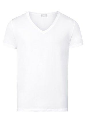 T-shirt bianca a maniche corte realizzata in cotone con scollatura a V. Texture liscia e stile minimalista, priva di grafiche o fantasie.