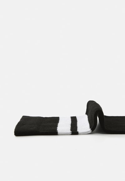 Sorte crew-sokker med ribbet struktur og tre hvide vandrette striber øverst. Sokkene har et enkelt design og en glat finish.