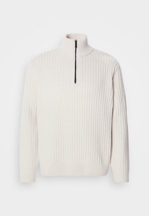 Suéter de punto color crema con cuello alto y un zipper corto. Presenta una textura acanalada y mangas largas. Sin patrones ni acentos adicionales.