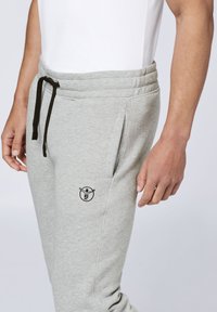 Chiemsee MIT PRINT - Jogginghose - neutral gray melange