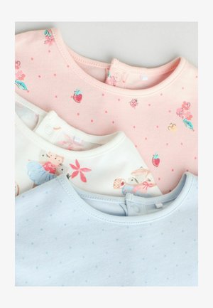 Tre magliette per neonati in cotone: rosa con fiori e pois, bianca con stampe di animali e azzurra con piccoli pois, tutte con chiusure a scatto.
