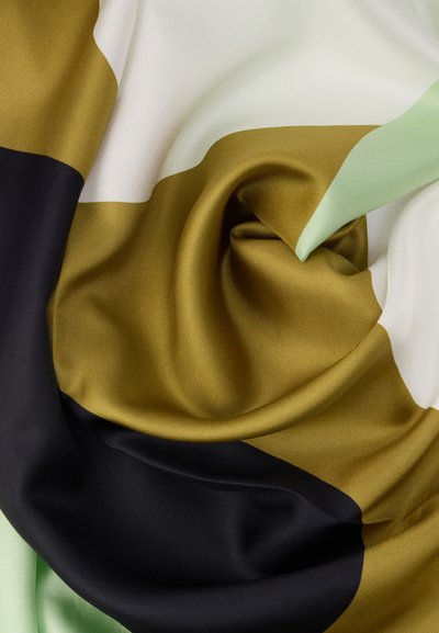 Μεταξωτό ύφασμα με κυματιστό μοτίβο σε μαύρο, χρυσό, λευκό και μέντα, με λεία, γυαλιστερή υφή.