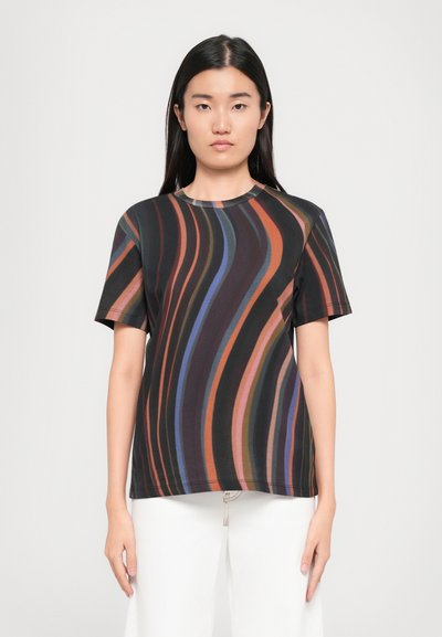 Zwart T-shirt met korte mouwen, versierd met kleurrijke golvende strepen in oranje, blauw en groen. Ronde halslijn met een relaxed fit en een zachte textuur.