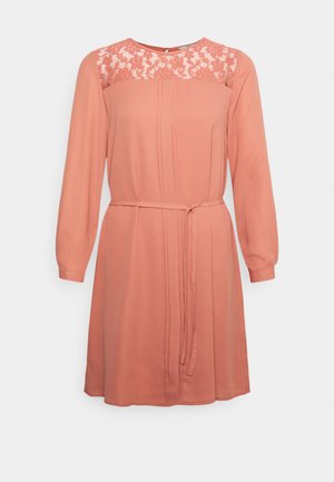 Vestido de cor pêssego com detalhes em renda no corpete, mangas longas e um cinto atado na cintura. Tecido suave com um design fluido.