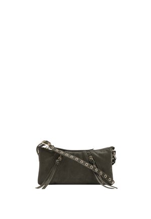 Czarna skórzana torba na ramię z regulowanym paskiem, przednimi kieszeniami na zamek oraz srebrnymi oczkami na pasku.