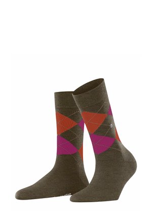 Braune Socken mit einem bunten Argyle-Muster, das orangefarbene, rosa und graue Rauten zeigt, aufrecht vor einem weißen Hintergrund präsentiert.