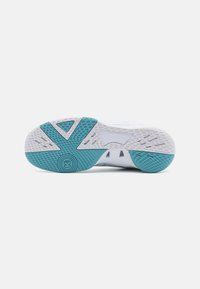 Hvit sneakersåle med teksturerte mønstre, lyseblå aksenter og et rundt logo. Har gummi grep og uttalt mønsterdesign.