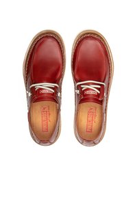 Chaussures en cuir rouge avec un bout arrondi, conçues avec des lacets blancs et une semelle beige. L'intérieur présente une semelle intérieure avec une marque.