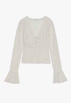 Blusa de renda marfim com decote em V, mangas longas e largas, e cinco botões na frente. Apresenta um padrão floral e tecido texturizado.