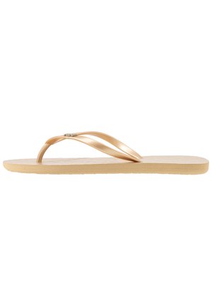 Flip-Flop mit einem goldenen, flexiblen Riemen mit Akzenten und einer strukturierten beigen Sohle. Das Design ist flach und hat einen minimalistischen Stil.