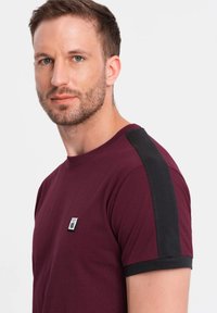 Ombre WITH CONTRASTING - Jednoduché tričko - burgundy