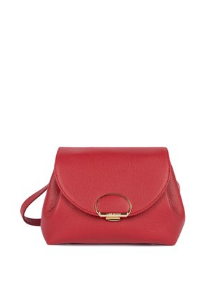 Pochette en cuir rouge avec rabat incurvé et fermoir ovale doré, petite lanière de poignet visible sur le côté gauche, fond blanc uni.