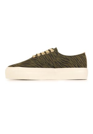 Baskets basses avec rayures zèbre vert olive et noir, lacets beige et semelle épaisse en caoutchouc blanc cassé, vues de profil.