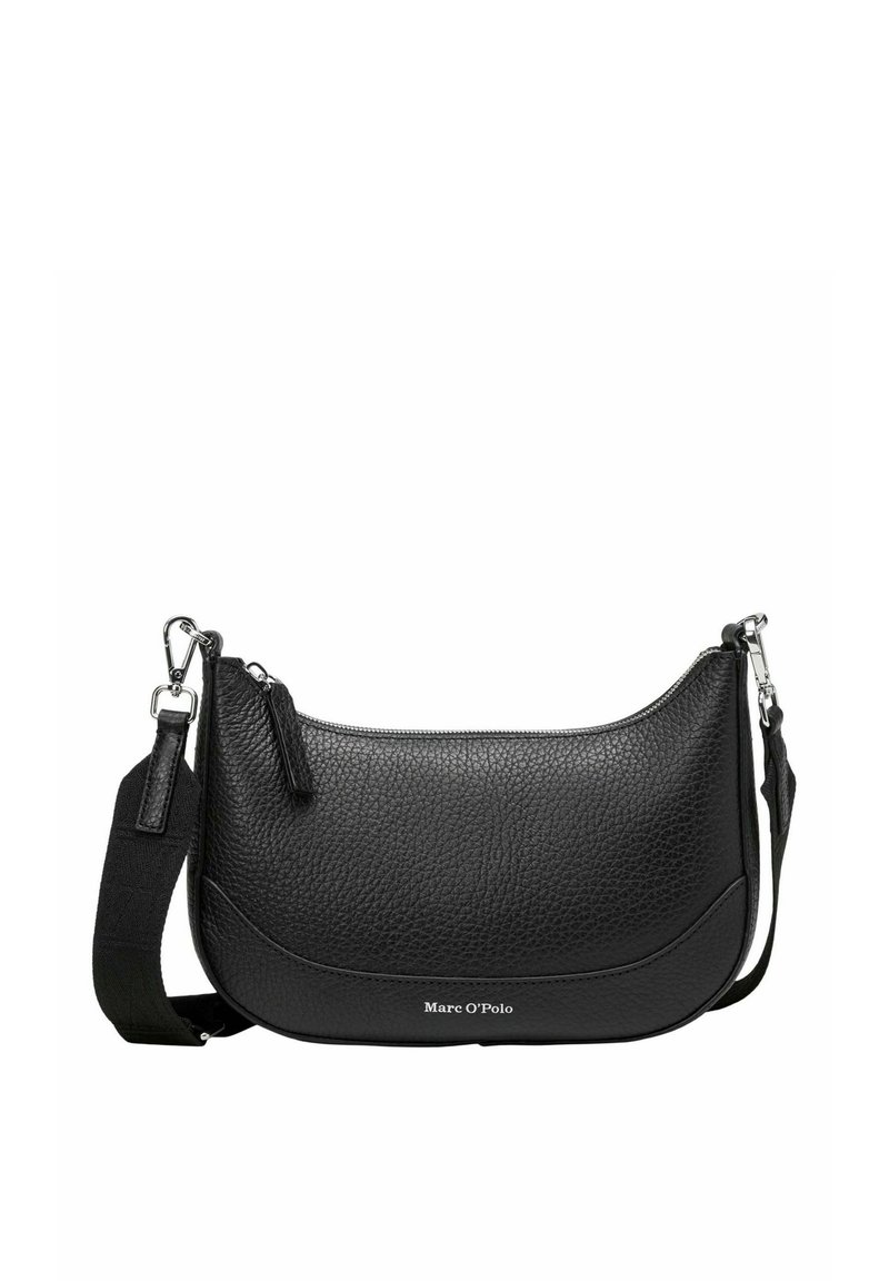 Zwarte leren schoudertas met een textuurafwerking, gebogen ontwerp, zilverkleurige hardware en een afneembare schouderband. Heeft het logo op de voorkant.