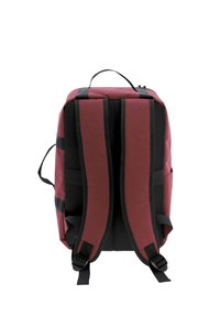 Mochila burdeos con malla negra y correas. Presenta un respaldo acolchado, correas de hombro ajustables y un asa superior para llevar.