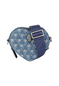 Sac en denim en forme de cœur avec un motif matelassé de petits cœurs, sangle marine, ferrures argentées et fermeture éclair.