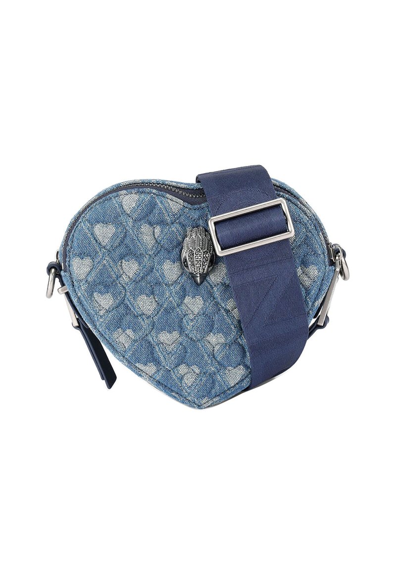 Sac en denim en forme de cœur avec un motif matelassé de petits cœurs, sangle marine, ferrures argentées et fermeture éclair.