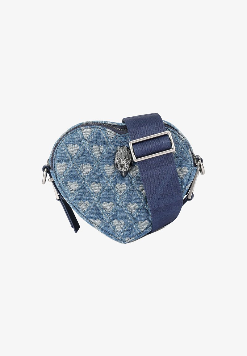 Sac en denim en forme de cœur avec un motif matelassé de petits cœurs, sangle marine, ferrures argentées et fermeture éclair.