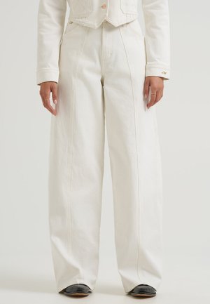 Wrangler, WRANGLER X LAINEY WILSON TOUR BARREL JEAN - Дънки със свободна кройка - pearl white