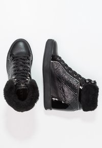 Czarne wysokie sneakersy z pikowanym wzorem logo, błyszczącymi akcentami i grubymi futrzanymi kołnierzami, przedstawione z widoków z góry i z boku.