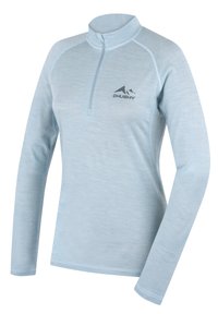 Světle modrý svetr s dlouhým rukávem a čtvrtinovým zipem. Vyrobený z měkké, strukturované tkaniny, která má na hrudi logo a kontrastní švy.