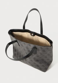 Grå lærret tote bag med monogrammønster, svarte lærdetaljer og doble h�åndtak. Innvendig er den lys beige med logotrykk.