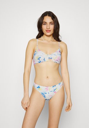 Conjunto de biquíni floral com um fundo cinza claro. O sutiã possui alças ajustáveis, enquanto a parte de baixo tem um corte de cintura baixa. Padrões vibrantes e multicoloridos.
