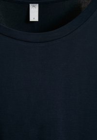 T-shirt in cotone blu navy con scollatura rotonda e un'etichetta che riporta la lettera "M". Texture liscia, design minimalista, senza fantasie o decorazioni.