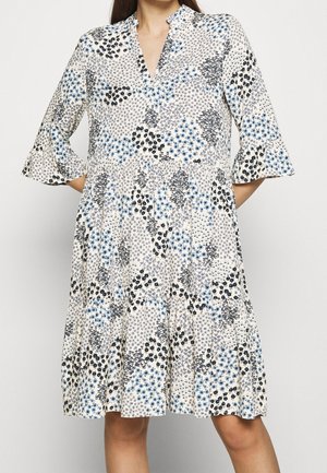 Blumenmuster-Kleid mit beigem Grundton und blauen sowie schwarzen Blumenmustern, einem V-Ausschnitt und dreiviertellangen, ausgestellten Ärmeln.