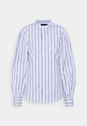 Witte blouse met blauwe verticale strepen, opstaande kraag en poflange mouwen. Heeft een gebogen zoom en knopenmanchetten.