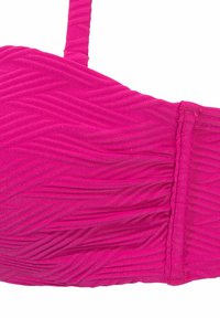 Rožinės spalvos bandeau maudymosi viršus su raižytu tekstūru, elastingomis petnešomis ir surinkta medžiaga. Neturi išlanų ir yra be siūlių.