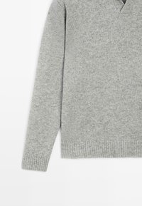 Hellgrauer gestrickter Pullover mit langen Ärmeln sowie gerippten Bündchen und Saum, der ein V-Ausschnitt-Design aufweist.