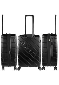 Maleta dura negra con un diseño de rayas diagonales texturizadas. Cuenta con un mango retráctil y cuatro ruedas para mayor movilidad. Logo visible.