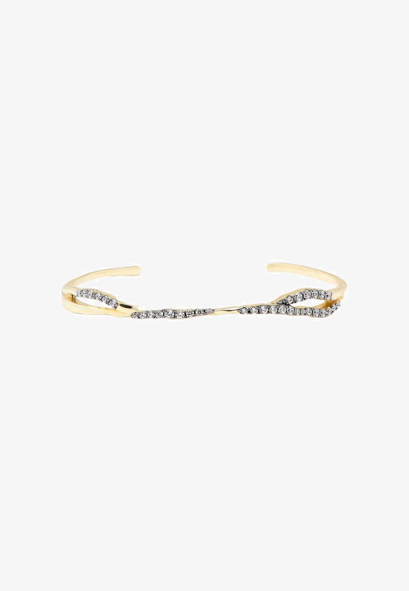 Bracciale a polsino d'oro con un design ondulato, decorato con piccole pietre trasparenti incastonate lungo la curva, con una texture liscia e estremità aperte per una facile vestibilità.
