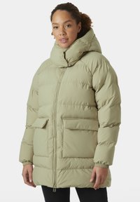 Chaqueta tipo puff en verde oliva claro, con un cuello alto, cierre de cremallera en la parte delantera, dos bolsillos frontales y puños elásticos. Textura suave y acolchada.