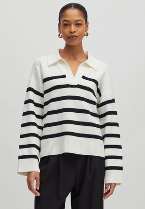 Gestreifter Pullover in Weiß und Schwarz, mit V-Ausschnitt und Kragen, featuring gerippter Textur und lässiger Passform. Lange Ärmel runden das Design ab.