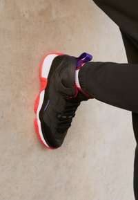 Vybráno, black/dark concord/white/true red