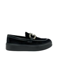 Scarpe slip-on nere in suede con suola piatta spessa. Presentano una fibbia decorativa con gemme trasparenti e un bordo in pelle a contrasto.